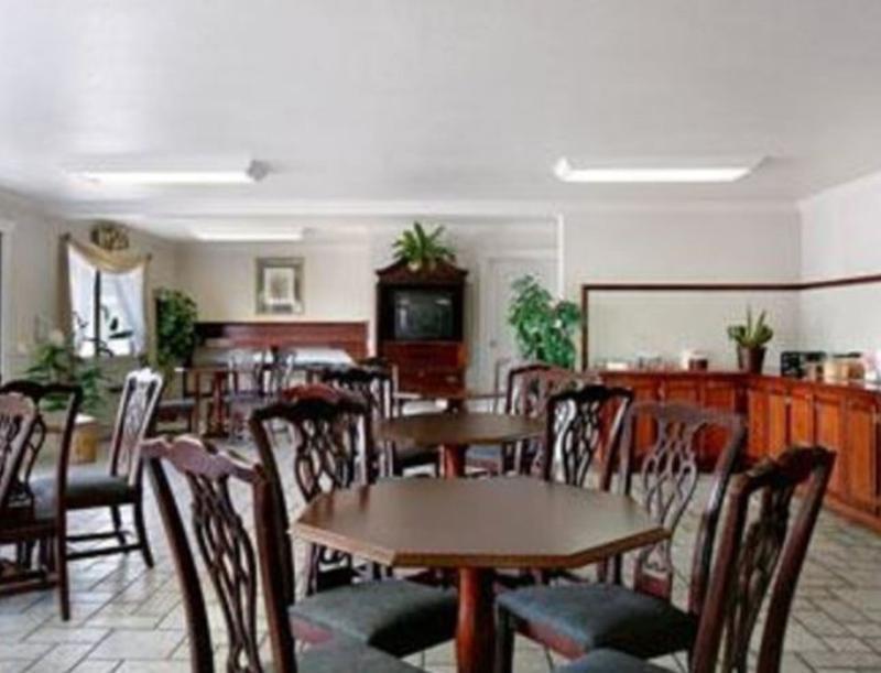 Econo Lodge Inn & Suites Central Medford Restaurant photo